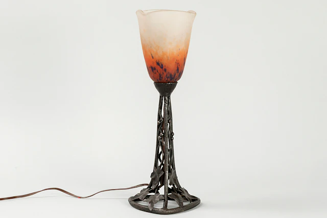 SCHNEIDER CHARLES Art Deco-lamp met voet in smeedijzer met klimopranken