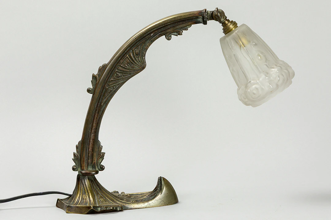 Vroege Art Deco-bureaulamp met voet in brons en een kap in gesatineerd