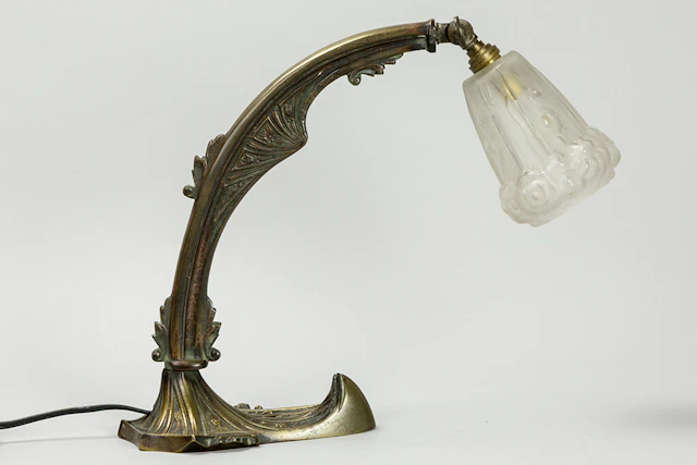 Vroege Art Deco-bureaulamp met voet in brons en een kap in gesatineerd