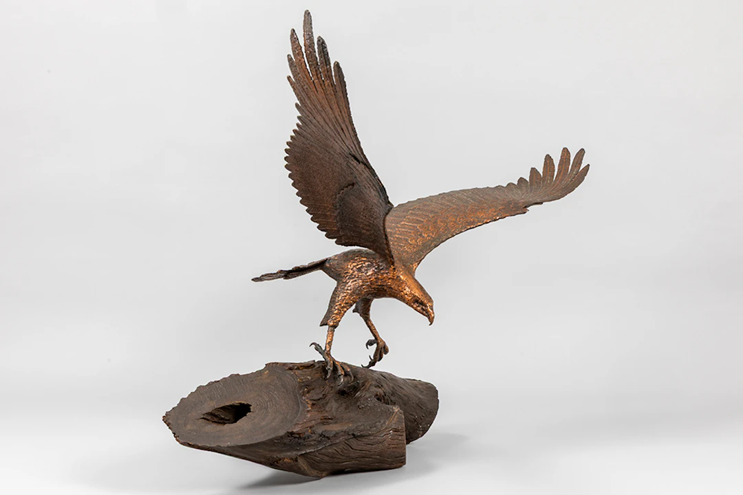Midden 20ste eeuwse sculptuur in gepatineerd metaal en hout van een