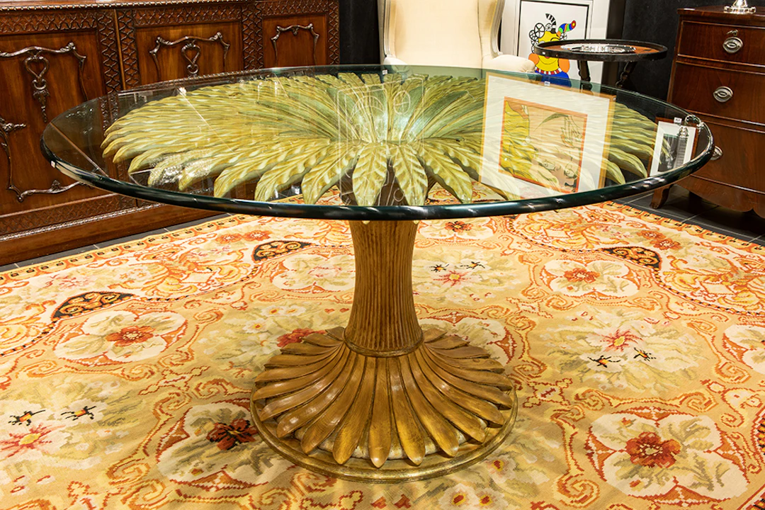 Nineties' designtafel met 'Regency'-voet in gesculpteerd hout met