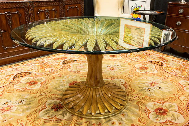 Nineties' designtafel met 'Regency'-voet in gesculpteerd hout met