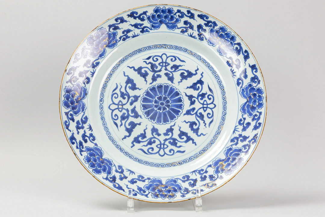 Achttiende eeuwse Chinese schaal in porselein met blauwwit decor met