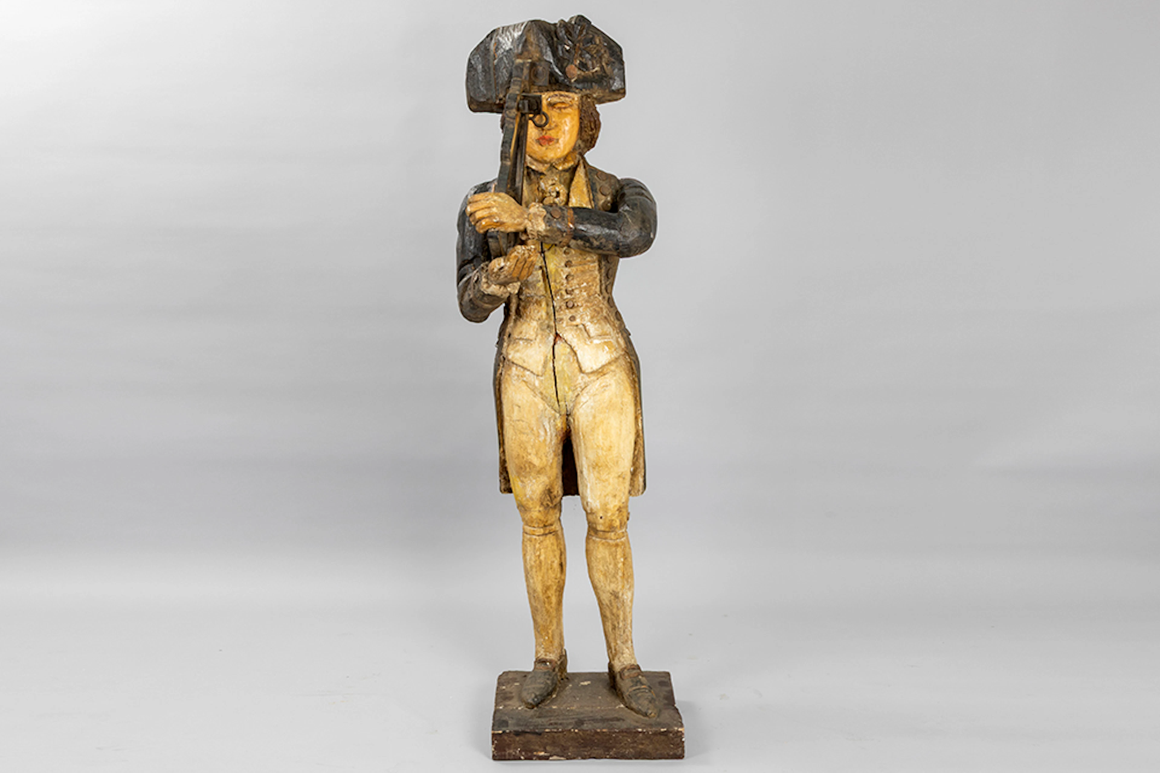 Vrij grote, antieke en zeer decoratieve sculptuur in gepolychromeerd