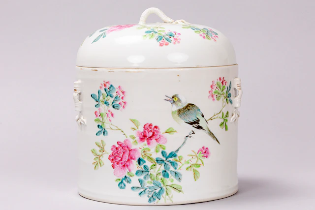 Negentiende eeuw Chinese gedekselde pot in porselein met Famille Rose-decor