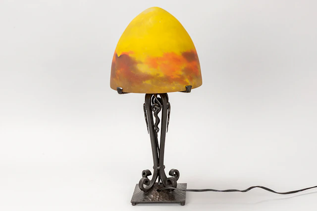 MULLER FRÈRES LUNEVILLE Art Deco-tafellamp met voet in smeedijzer