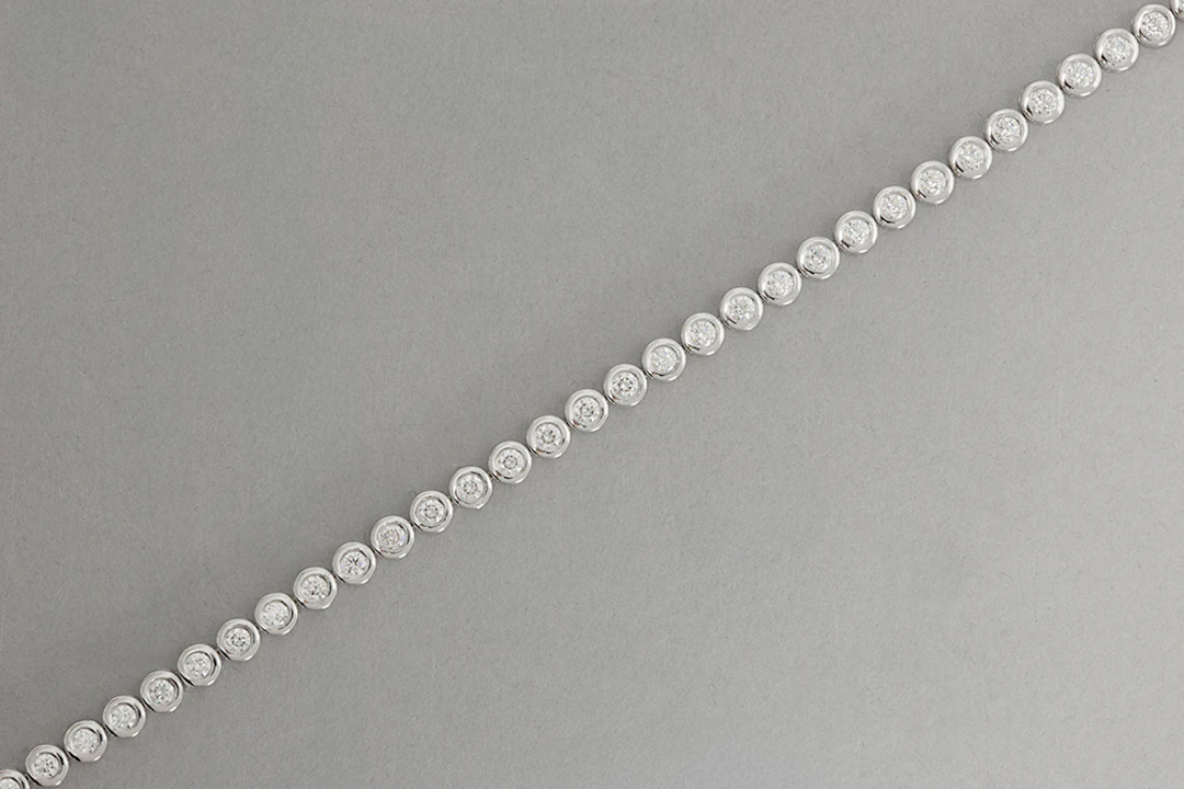 Zgn tennisarmband in witgoud (18 karaat) rondom bezet met ca 2,65