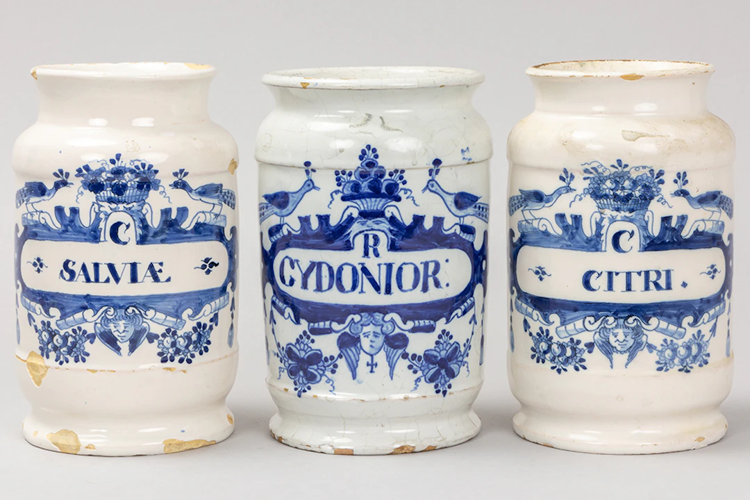Lot van drie achttiende eeuwse apothekerspotten in faience van Delft
