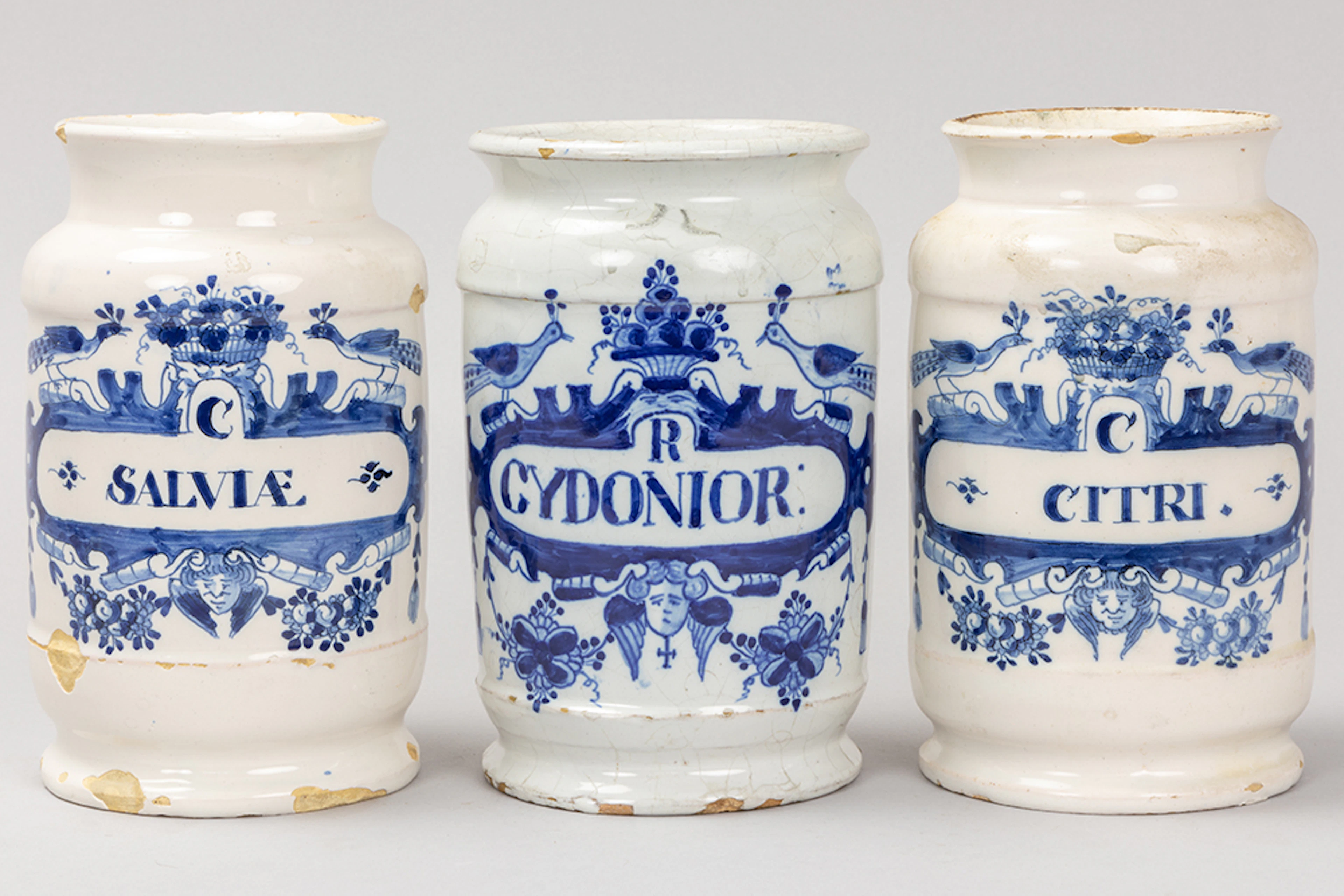 Lot van drie achttiende eeuwse apothekerspotten in faience van Delft