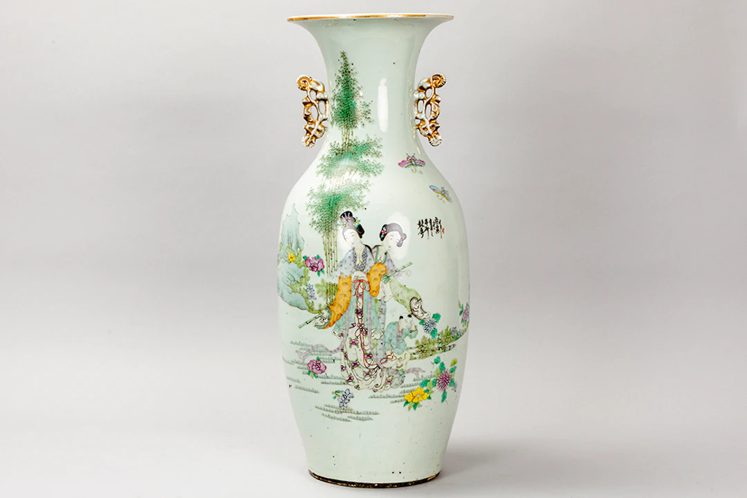 'Antieke' Chinese vaas in porselein met een polychroom decor met dames