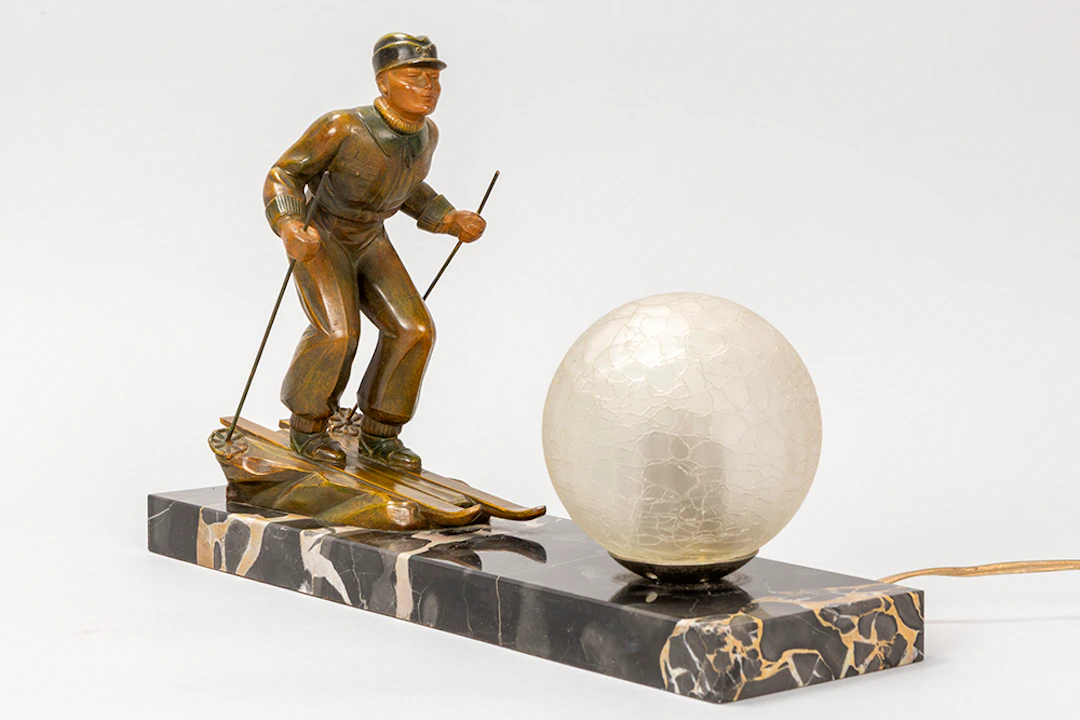 LEON BRUNSWICK Art Deco-lamp met een sculptuur met de voorstelling