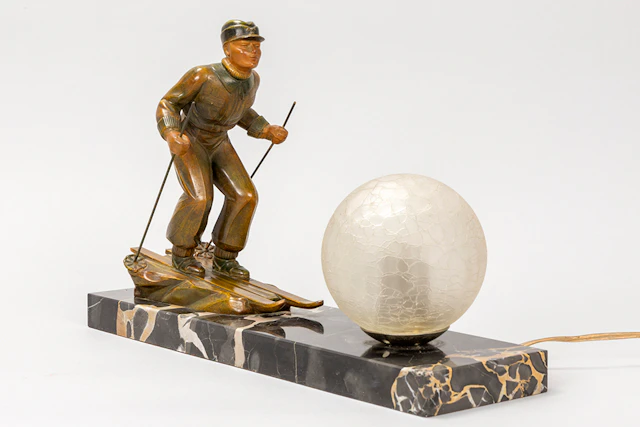 LEON BRUNSWICK Art Deco-lamp met een sculptuur met de voorstelling