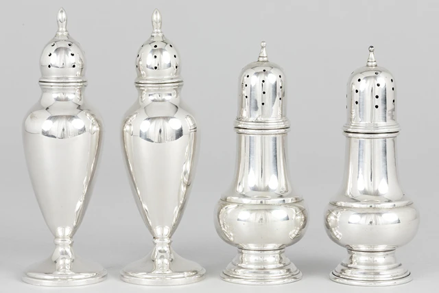 Lot (4) van twee paar strooiers in massief zilver, gemerkt "sterling"