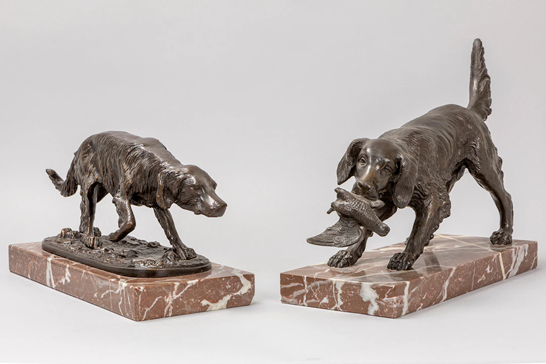 Twee sculpturen in brons met de voorstelling van een hond, één getekend