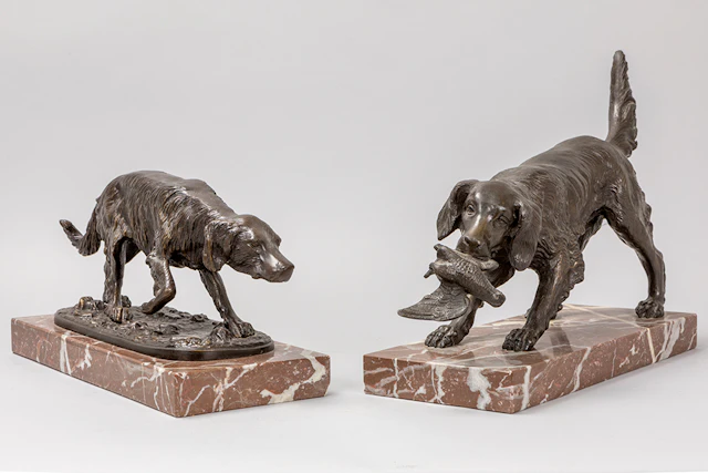 Twee sculpturen in brons met de voorstelling van een hond, één getekend