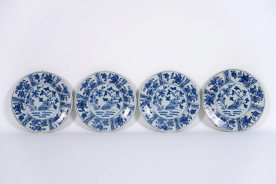 Set van vier achttiende eeuwse borden in faïence van Delft met blauwwit