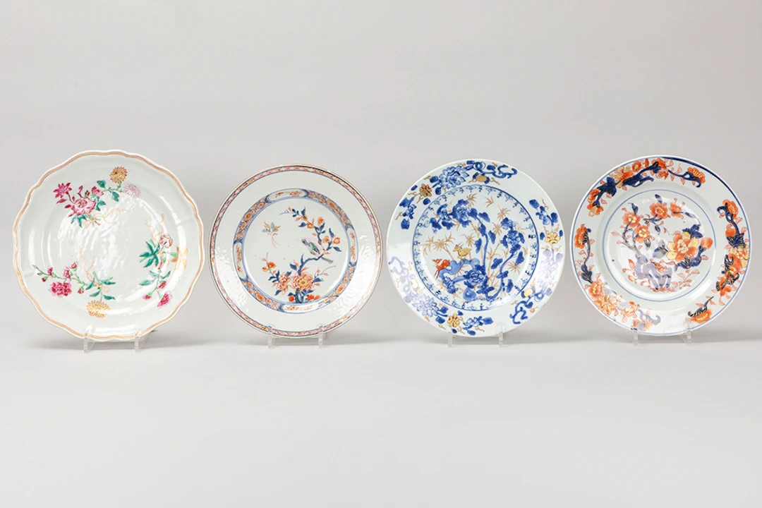 Lot van vier achttiende eeuwse borden in Chinees porselein / four