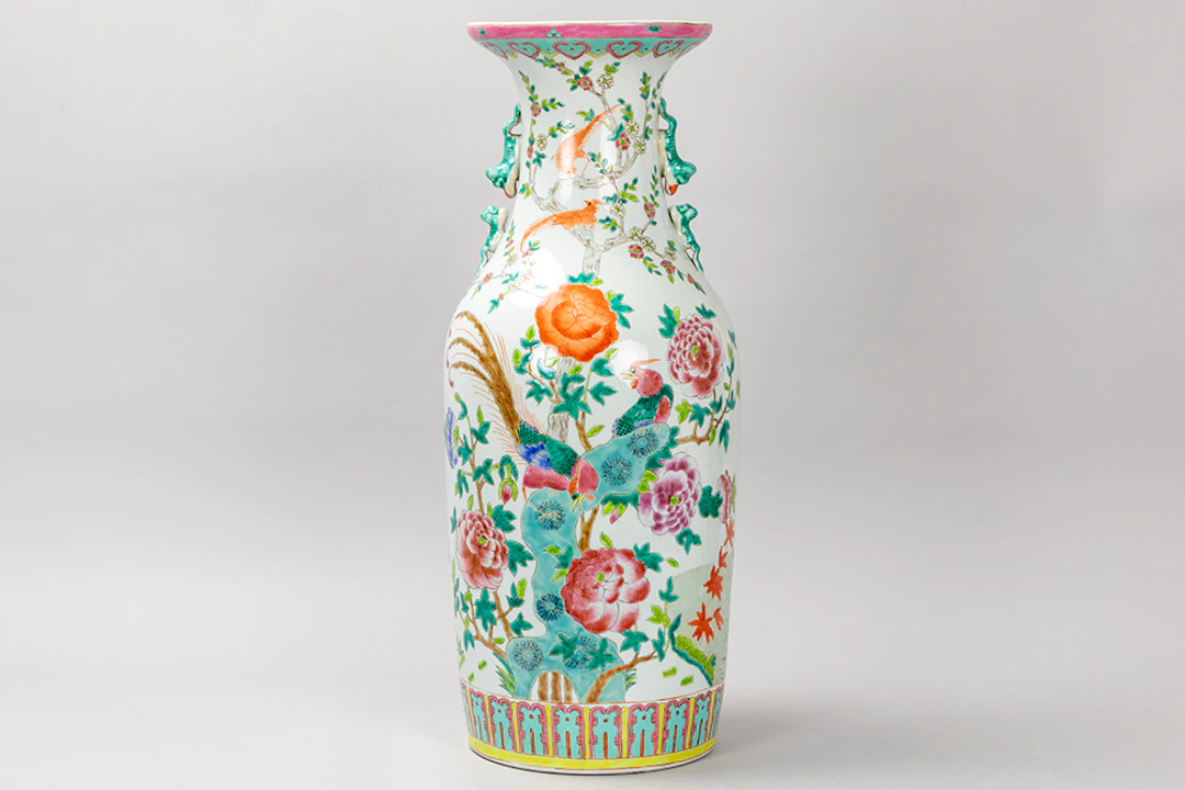 Chinese vaas in gemerkt porselein met een polychroom bloemendecor