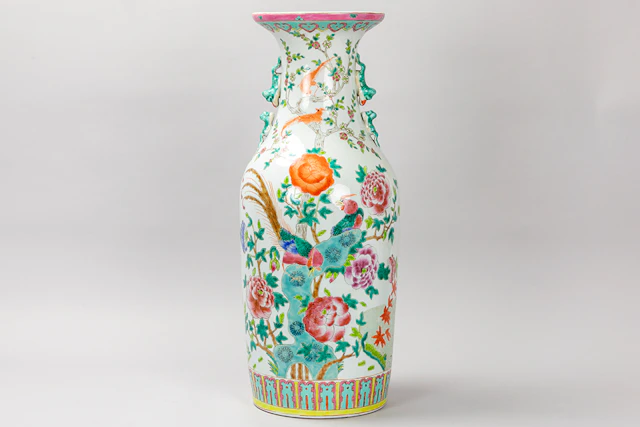 Chinese vaas in gemerkt porselein met een polychroom bloemendecor