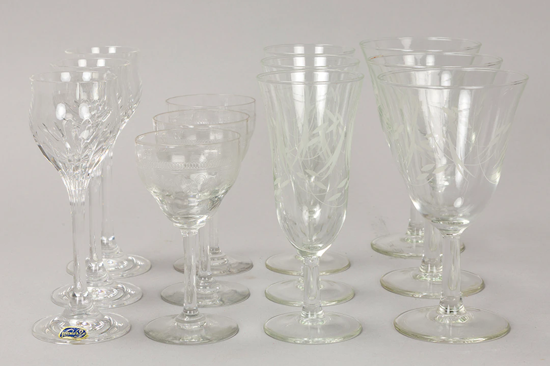 Lot (37) met vier sets glazen, de meeste in kristal / 37 glasses of