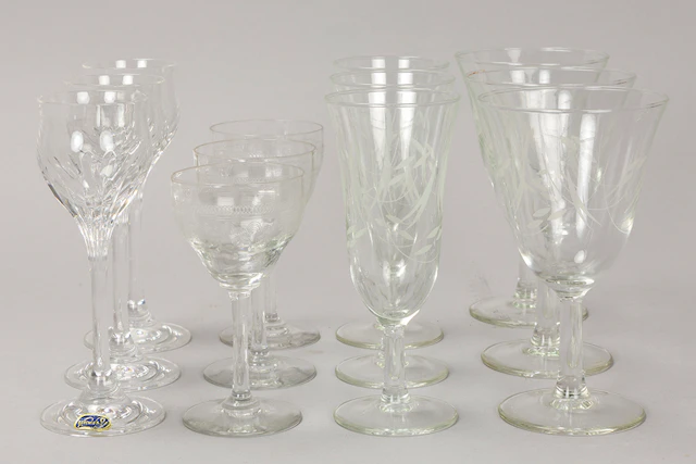 Lot (37) met vier sets glazen, de meeste in kristal / 37 glasses of