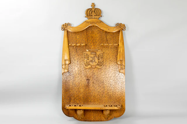 'Antiek' wapenrek in blonde eik met het wapenschild van Lovendegem