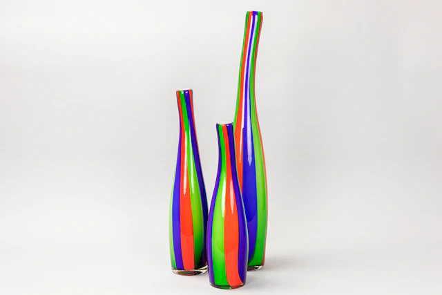 Set van drie flesvormige vazen in mondgeblazen glas met strependecor