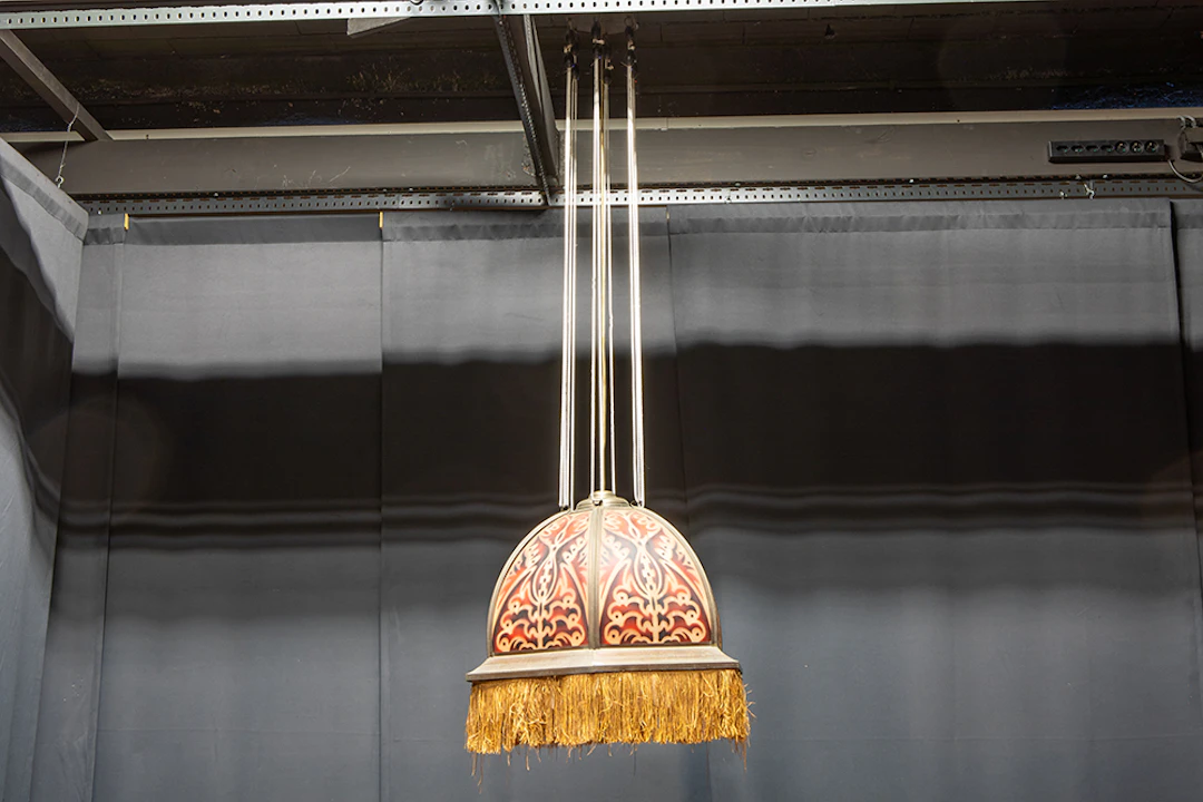 Vroege Art Deco-luster met kap (diameter : 55,5 cm) in glas met een