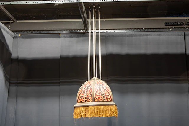 Vroege Art Deco-luster met kap (diameter : 55,5 cm) in glas met een