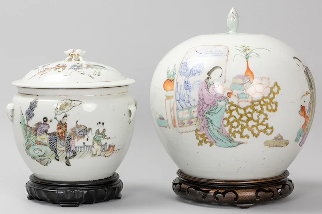 Lot (2) Chinees porselein met polychrome decors : een gemberpot en