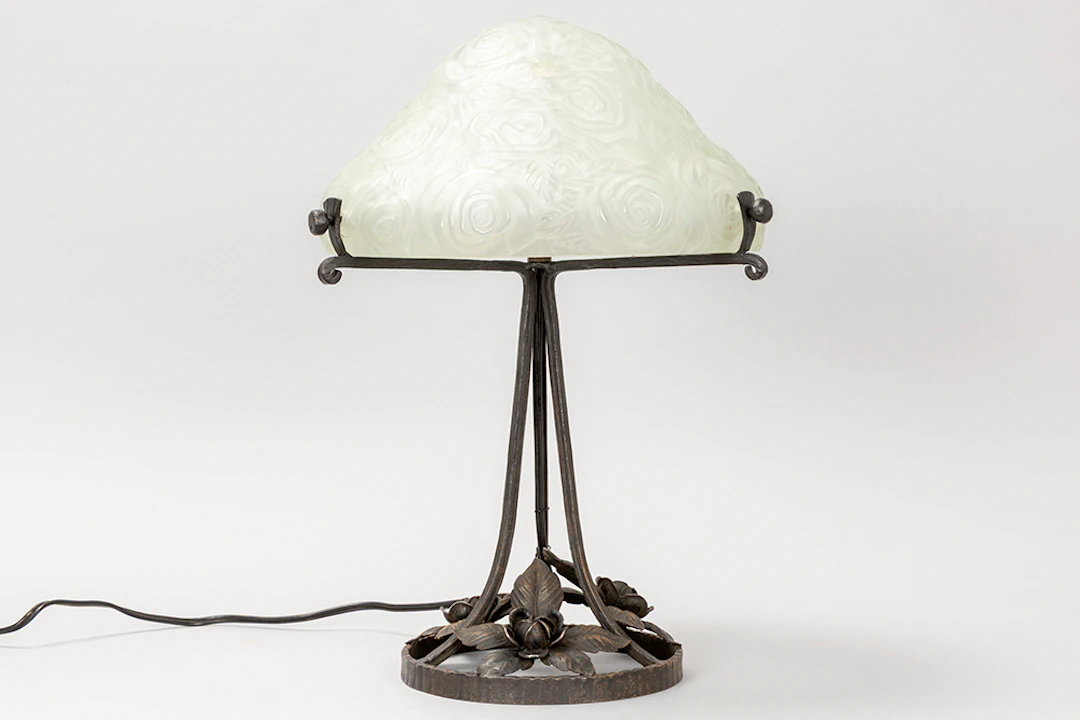 Champignonvormige Art Deco-tafellamp met voet in smeedijzer en kap