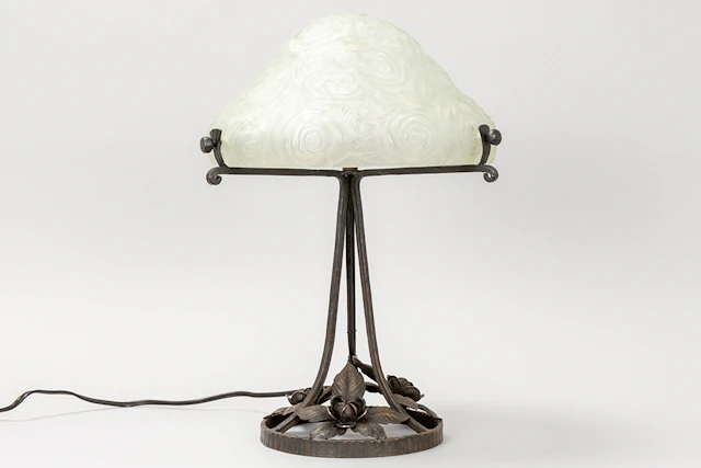Champignonvormige Art Deco-tafellamp met voet in smeedijzer en kap