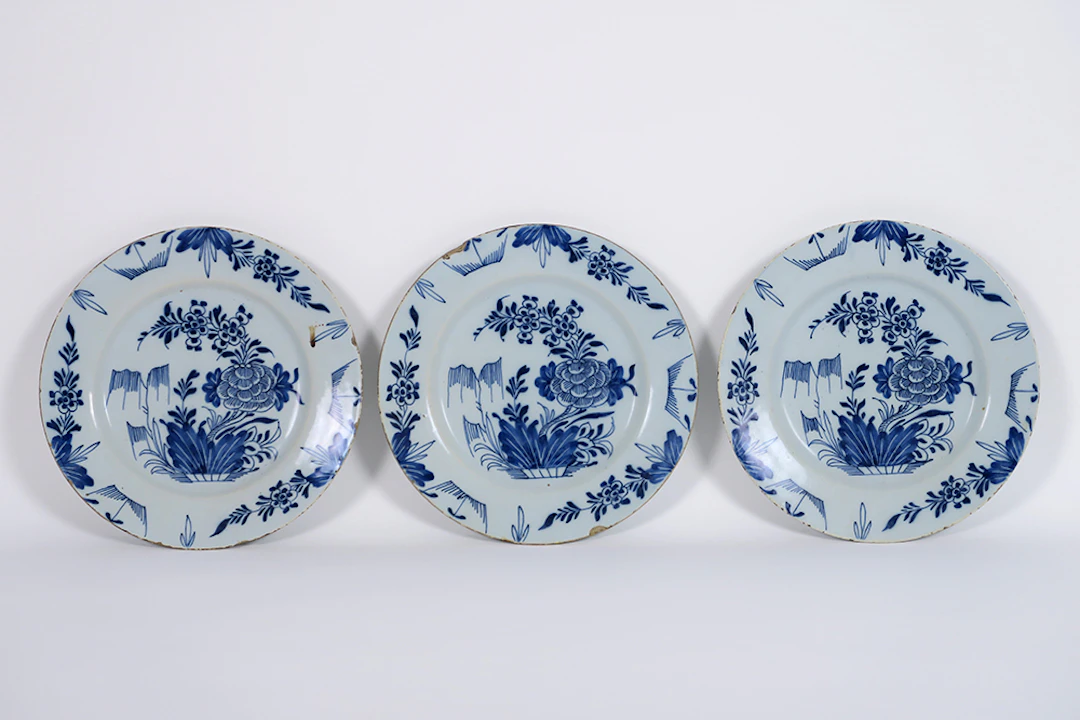 Serie van drie achttiende eeuwse borden in faïence van Delft met blauwwit