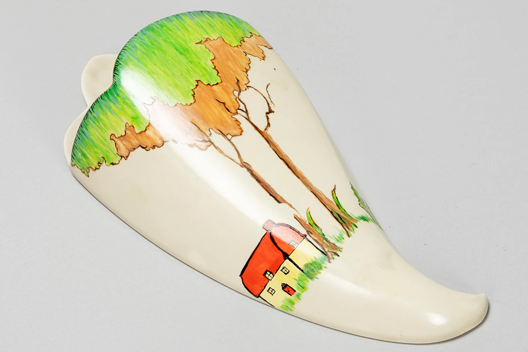 CLARICE CLIFF (1899 - 1972) Art Deco-wandvaasje in faience met een