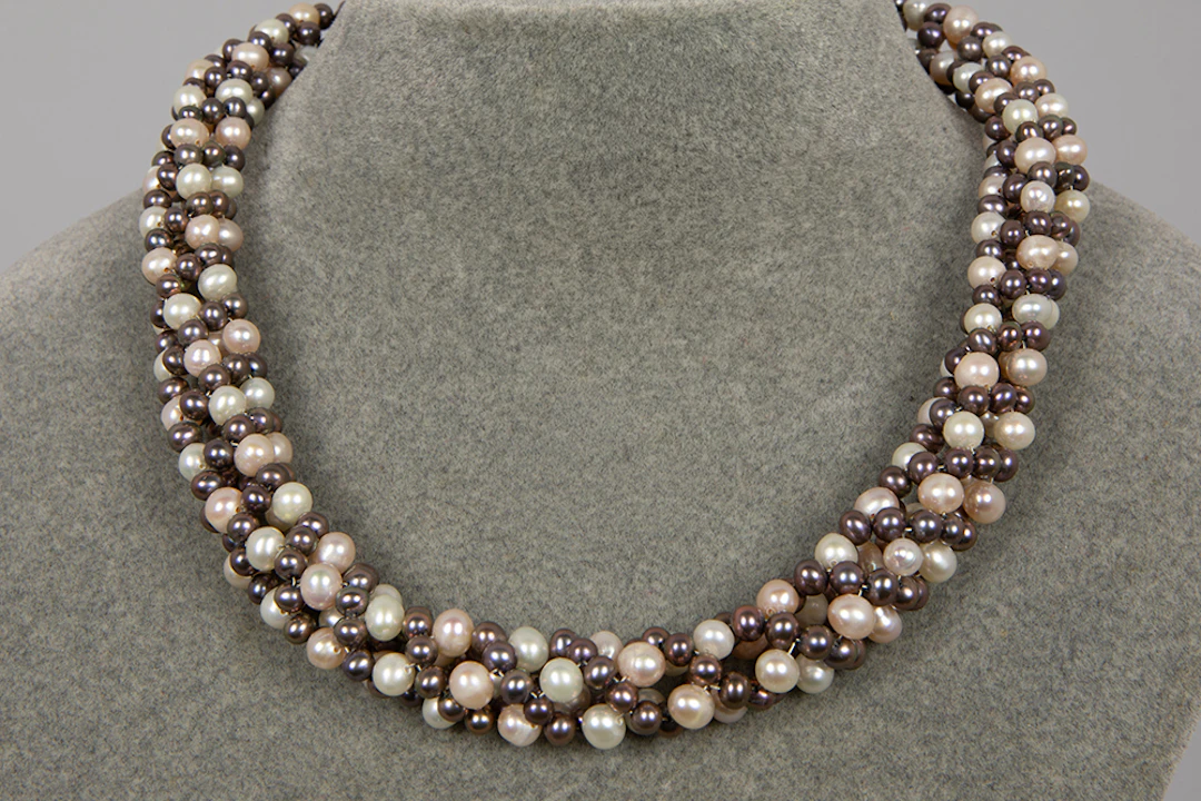 Collier met getorste kettingen van witte en van paarsachtige zoetwaterparels