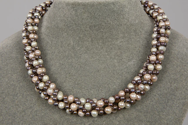 Collier met getorste kettingen van witte en van paarsachtige zoetwaterparels