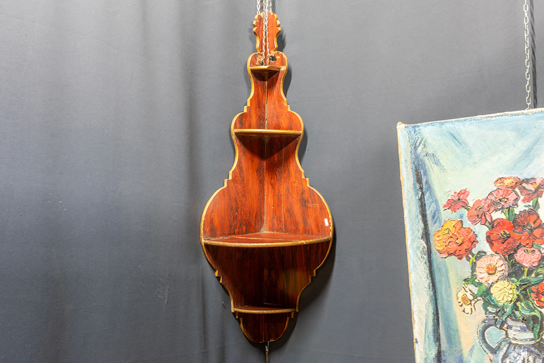 Antieke hoekétagère in gepolychromeerd hout met trompe l'oeil van