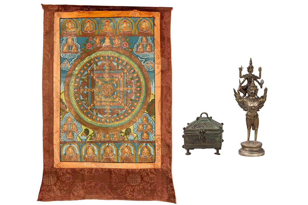 Lot (3) Aziatische items, een tangkha, een kistje in metaal en een