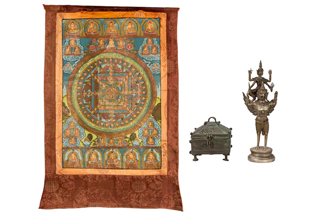 Lot (3) Aziatische items, een tangkha, een kistje in metaal en een