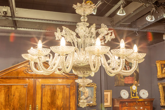 Mooie grote Venetiaanse vintage luster in kleurloos Murano-glas met