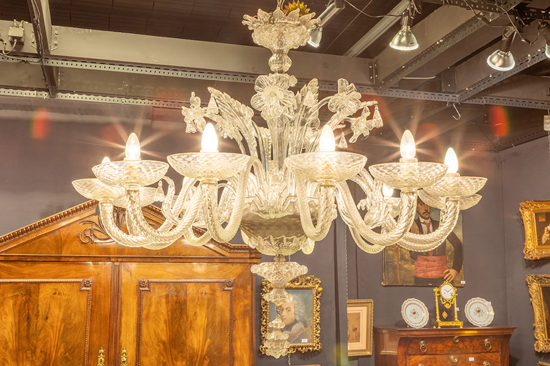 Mooie grote Venetiaanse vintage luster in kleurloos Murano-glas met