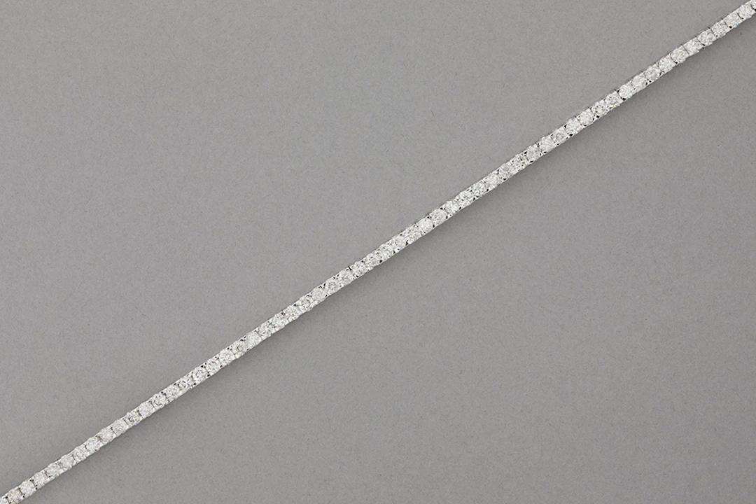 Fraai bracelet met rivièremodel in witgoud (18 karaat) rondom bezet