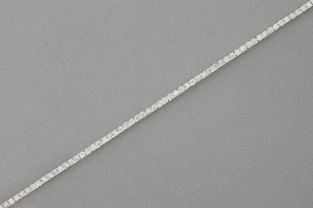 Fraai bracelet met rivièremodel in witgoud (18 karaat) rondom bezet