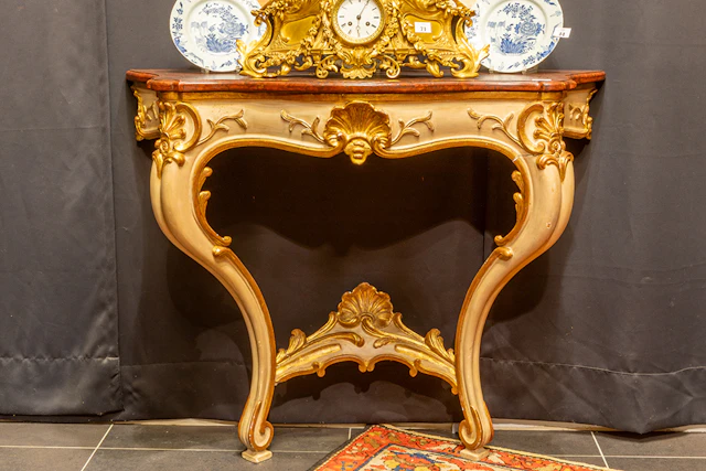 Antieke, allicht Franse, console met een elegant Lodewijk XV- model