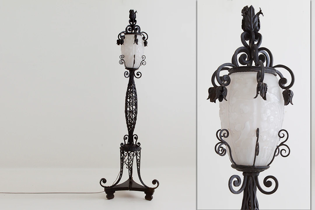 Fraaie staande Art Deco-lamp met aparte voet in smeedijzer en met