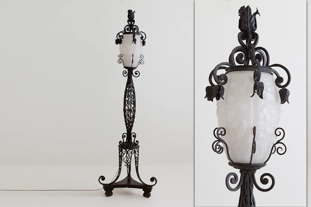 Fraaie staande Art Deco-lamp met aparte voet in smeedijzer en met