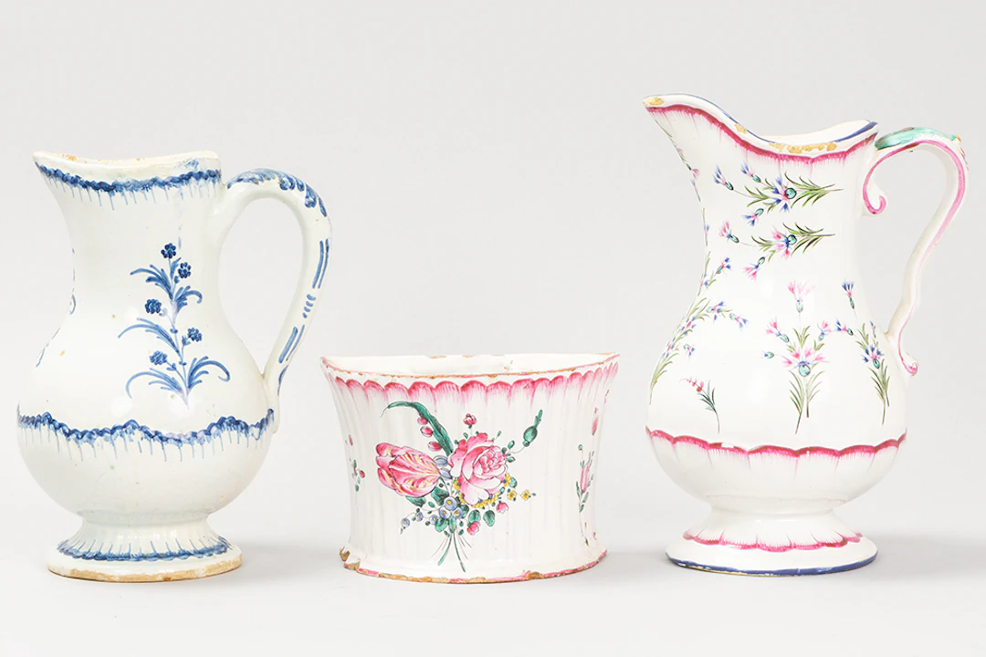 Lot met drie stuks Franse faience uit de 18° eeuw : twee kannetjes