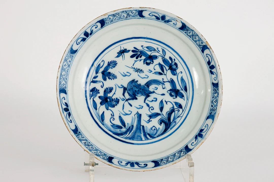 Achttiende eeuws pannenkoekenbord in Delftse faience met een chinoiseriedecor
