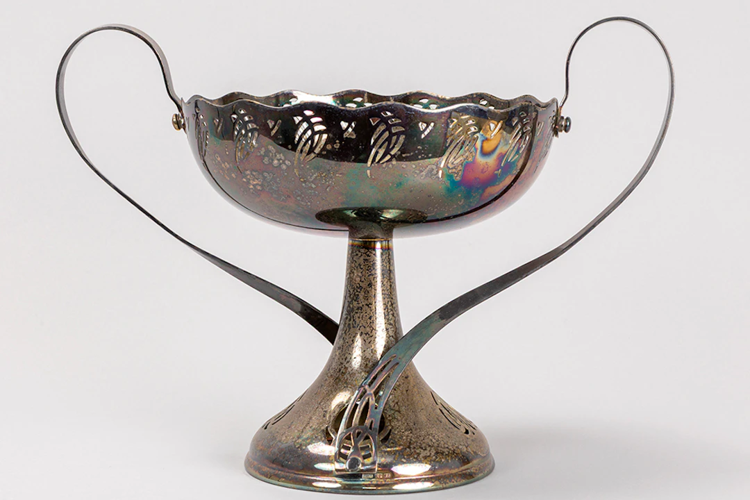 WMF Art Nouveau-fruitschaal met sierlijke grepen en geajoureerde ornamentiek