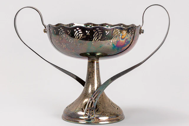 WMF Art Nouveau-fruitschaal met sierlijke grepen en geajoureerde ornamentiek